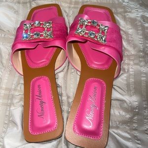 NINTY UNION fuchsia Bedazzeled sandal size 6